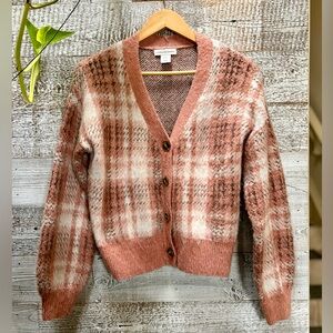🏷 cupcakes & cashmere | Fuzzy 4-Button Plaid Short Cardigan - XS, Pink/White